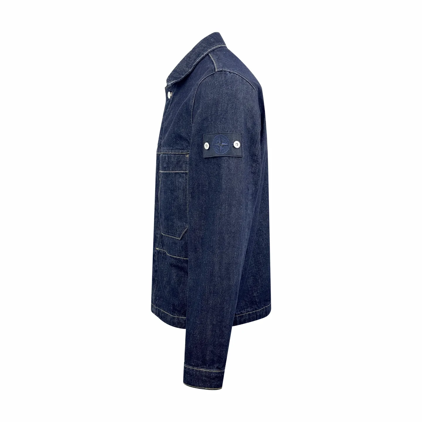 P500 Stonelsland emblem denim jacket. Customized high-density twill denim. Full texture. Comfortable and close to the skin. Classic indigo denim is the main tone. It has a retro charm and a modern sense of fashion. The front breast pocket is cut into the front panel with a golden ratio. A pragmatic reconstruction of the ritual. The iconic Stonelsland emblem is embellished on the sleeves, like a unique medal, highlighting the brand's imprint. Simple lines outline a neat silhouette. Outline a casual and free style. The workwear gene is infused with luxury DNA. Simple charm and versatile charm. Process 1: Use imported machine embroidery technology. Use advanced computer control system and precision mechanical parts to realize Stonesland badge embroidery operation with high precision and smooth and delicate lines. Process 2: The whole garment is washed with Zhongxiao. Use a special solution to remove stains and slight fading. Then use a strong washing method to fade the color to make it more uniform. Process 3: The whole piece of clothing is sewn using an embedded clip machine. The embedded clip machine can control the distance between the two needles by changing the needle position to achieve seamless splicing, smooth and tidy. Accessories: Customized 1:1 Stonelsland I-shaped buckle, Customized 1:1 Stonelsland embroidery label, Customized 1:1 Stonelsland resin button, Customized 1:1 Stonelsland snap button, Customized 1:1 Stonelsland trademark. Version: Loose version Size: S M L XL Style number: BB747